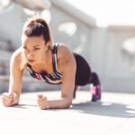 11 лучших упражнений для укрепления мышц корпуса, которые можно выполнять дома