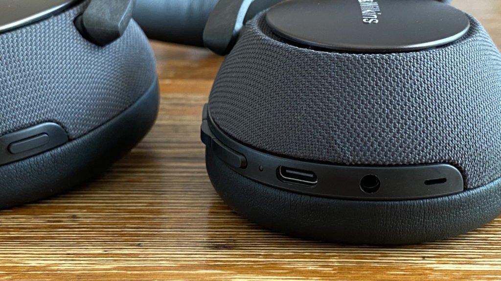 Bowers & Wilkins PX7 Ports