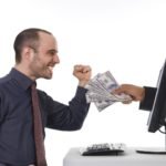 Многие пользователи создают свои сайты и продвигают их. Данный процесс увлекательный и приносит удовольствие. Обычно речь идет о развлекательных порталах, блогах, ресурсах определенной тематики. Когда сайт выходит на лидирующие строчки в поисковой выдаче и становится довольно успешным, то владелец начинает задумываться над заработком со своего ресурса. Ведь можно монетизировать трафик и иметь с этого прибыль. Главное, знать, как это делается, какие способы будут более эффективными. Популярные методы монетизации ресурса Выделяют несколько вариантов, как получить стабильный доход со своего веб-ресурса: перенаправление посетителей. Данный вид монетизации считается наиболее простым. Все начинается с бирж, где владелец размещает собственный ресурс. Именно там появляются заявки работодателей, где прописаны подробные требования. Веб-мастера выбирают тот вариант, который им подходит. Они размещают рекламу на своем ресурсе и получают за это деньги. Средства перечисляются владельцу веб-ресурса с каждого перехода пользователя на целевую страницу; контекстная реклама. Владельцу сайта нужно обеспечить возможность публикации объявлений. Когда пользователи будут кликать по рекламе, ему будут переводиться деньги. Сколько стоит клик? Все зависит от ресурса, его размеров, частоты использования ключей; как монетизировать трафик с помощью нативной рекламы? Необходимо опубликовать на своем ресурсе рекламные статьи со ссылками, которые ведут на сайт рекламодателя. Подобная реклама для бренда имеет свои преимущества – ненавязчивость, привлечение внимания потенциальных клиентов, посещение сайта рекламодателя лидами. То есть туда переходят те посетители, которые готовы выполнить конкретные действия. Также такой вариант рекламы позволяет повысить лояльность к рекламированному бренду; соцсети. Почти у каждого человека есть свой аккаунт в соцсетях, на который подписывается большое количество других участников. Бывает, что владелец аккаунта не собирался продвигать свой сайт, но аудитория появилась сама благодаря контенту. И это дает возможность получить дополнительные деньги; Instagram. В данном приложении пользователи выставляют короткие видео, изображения, поэтому также собирают большие аудитории. Маркетологи уже давно поняли, что здесь реклама особо эффективна. Обычно рекламодатели обращаются непосредственно к инстаграм-блогерам, поэтому такой вид монетизации трафика не требует много времени и усилий. Стоит лишь обеспечить аудиторию, а предложения по поводу рекламы будут поступать сами. Но здесь следует помнить о своих сложностях. Чтобы монетизировать сайт, важно создавать контент хорошего качества (это способствует привлечению подписчиков), взаимодействовать с посетителями, правильно указывать хэштеги; YouTube. Здесь используются разные тематики, выставляются тысячи видео. Каждый рекламодатель хочет охватить большую аудиторию, которая здесь присутствует. Большинство блогеров из Инстаграм может заработать на трафике сайта благодаря собственным аккаунтам. Есть много брендов, которые преподносят им подарки, чтобы те выставили их рекламу. Самое важное – не соглашаться на те сделки, которые будут не очень выгодными для веб-мастера. С рекламодателями можно осуществлять интерактивные, интересные проекты. В подобных ситуациях бренд оплачивает затраты блогера, переезд, проживание (в случае съемок в другом городе). Часто блогеры из YouTube и Instagram переходят за пределы соцсетей во время взаимодействия с рекламодателями. Их могут пригласить на разные события, семинары. Ведь для рекламодателя это отличный способ прорекламировать бренд, а для блогера – шанс заработать. 5 ошибок новичков Монетизация трафика сайта должна проводиться правильно и без ошибок. Основные промахи: маленькая посещаемость. Чтобы сайт давал хорошую прибыль, его должны посещать. Монетизацию стоит начинать, когда на ресурс ежедневно заходит около 200-300 пользователей; закупка множества ссылок. Это может привести к санкциям со стороны поисковых систем. Изначально стоит выпускать полезные, уникальные материалы. Лучше использовать 2-3 живые ссылки, чем огромное количество бесполезных; наполнение ресурса “мусором”. Новички часто наполняют свой сайт статьями, картинками, которые не представляют никакого интереса для посетителей ресурса. Здесь важно взаимодействовать с аудиторией, создавать голосования, опросы, выкладывать интересные видеосюжеты, изображения, нанимать хороших авторов для написания статей; сайт на быструю руку. Новички стремятся быстрее заработать, но не хотят вкладывать свои усилия и деньги в разработку сайта. Это влечет за собой отпугивающий дизайн, криво сделанный конструктор ресурса. Стоит понимать, что качественный результат не может стоить дешево. Как заработать на своем сайте? Нужно всегда прикладывать максимум усилий, чтобы получить хороший и прибыльный результат.