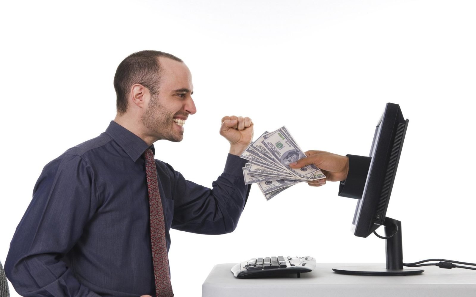 Многие пользователи создают свои сайты и продвигают их. Данный процесс увлекательный и приносит удовольствие. Обычно речь идет о развлекательных порталах, блогах, ресурсах определенной тематики. Когда сайт выходит на лидирующие строчки в поисковой выдаче и становится довольно успешным, то владелец начинает задумываться над заработком со своего ресурса. Ведь можно монетизировать трафик и иметь с этого прибыль. Главное, знать, как это делается, какие способы будут более эффективными. Популярные методы монетизации ресурса Выделяют несколько вариантов, как получить стабильный доход со своего веб-ресурса: перенаправление посетителей. Данный вид монетизации считается наиболее простым. Все начинается с бирж, где владелец размещает собственный ресурс. Именно там появляются заявки работодателей, где прописаны подробные требования. Веб-мастера выбирают тот вариант, который им подходит. Они размещают рекламу на своем ресурсе и получают за это деньги. Средства перечисляются владельцу веб-ресурса с каждого перехода пользователя на целевую страницу; контекстная реклама. Владельцу сайта нужно обеспечить возможность публикации объявлений. Когда пользователи будут кликать по рекламе, ему будут переводиться деньги. Сколько стоит клик? Все зависит от ресурса, его размеров, частоты использования ключей; как монетизировать трафик с помощью нативной рекламы? Необходимо опубликовать на своем ресурсе рекламные статьи со ссылками, которые ведут на сайт рекламодателя. Подобная реклама для бренда имеет свои преимущества – ненавязчивость, привлечение внимания потенциальных клиентов, посещение сайта рекламодателя лидами. То есть туда переходят те посетители, которые готовы выполнить конкретные действия. Также такой вариант рекламы позволяет повысить лояльность к рекламированному бренду; соцсети. Почти у каждого человека есть свой аккаунт в соцсетях, на который подписывается большое количество других участников. Бывает, что владелец аккаунта не собирался продвигать свой сайт, но аудитория появилась сама благодаря контенту. И это дает возможность получить дополнительные деньги; Instagram. В данном приложении пользователи выставляют короткие видео, изображения, поэтому также собирают большие аудитории. Маркетологи уже давно поняли, что здесь реклама особо эффективна. Обычно рекламодатели обращаются непосредственно к инстаграм-блогерам, поэтому такой вид монетизации трафика не требует много времени и усилий. Стоит лишь обеспечить аудиторию, а предложения по поводу рекламы будут поступать сами. Но здесь следует помнить о своих сложностях. Чтобы монетизировать сайт, важно создавать контент хорошего качества (это способствует привлечению подписчиков), взаимодействовать с посетителями, правильно указывать хэштеги; YouTube. Здесь используются разные тематики, выставляются тысячи видео. Каждый рекламодатель хочет охватить большую аудиторию, которая здесь присутствует. Большинство блогеров из Инстаграм может заработать на трафике сайта благодаря собственным аккаунтам. Есть много брендов, которые преподносят им подарки, чтобы те выставили их рекламу. Самое важное – не соглашаться на те сделки, которые будут не очень выгодными для веб-мастера. С рекламодателями можно осуществлять интерактивные, интересные проекты. В подобных ситуациях бренд оплачивает затраты блогера, переезд, проживание (в случае съемок в другом городе). Часто блогеры из YouTube и Instagram переходят за пределы соцсетей во время взаимодействия с рекламодателями. Их могут пригласить на разные события, семинары. Ведь для рекламодателя это отличный способ прорекламировать бренд, а для блогера – шанс заработать. 5 ошибок новичков Монетизация трафика сайта должна проводиться правильно и без ошибок. Основные промахи: маленькая посещаемость. Чтобы сайт давал хорошую прибыль, его должны посещать. Монетизацию стоит начинать, когда на ресурс ежедневно заходит около 200-300 пользователей; закупка множества ссылок. Это может привести к санкциям со стороны поисковых систем. Изначально стоит выпускать полезные, уникальные материалы. Лучше использовать 2-3 живые ссылки, чем огромное количество бесполезных; наполнение ресурса “мусором”. Новички часто наполняют свой сайт статьями, картинками, которые не представляют никакого интереса для посетителей ресурса. Здесь важно взаимодействовать с аудиторией, создавать голосования, опросы, выкладывать интересные видеосюжеты, изображения, нанимать хороших авторов для написания статей; сайт на быструю руку. Новички стремятся быстрее заработать, но не хотят вкладывать свои усилия и деньги в разработку сайта. Это влечет за собой отпугивающий дизайн, криво сделанный конструктор ресурса. Стоит понимать, что качественный результат не может стоить дешево. Как заработать на своем сайте? Нужно всегда прикладывать максимум усилий, чтобы получить хороший и прибыльный результат.