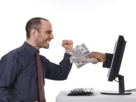 Многие пользователи создают свои сайты и продвигают их. Данный процесс увлекательный и приносит удовольствие. Обычно речь идет о развлекательных порталах, блогах, ресурсах определенной тематики. Когда сайт выходит на лидирующие строчки в поисковой выдаче и становится довольно успешным, то владелец начинает задумываться над заработком со своего ресурса. Ведь можно монетизировать трафик и иметь с этого прибыль. Главное, знать, как это делается, какие способы будут более эффективными. Популярные методы монетизации ресурса Выделяют несколько вариантов, как получить стабильный доход со своего веб-ресурса: перенаправление посетителей. Данный вид монетизации считается наиболее простым. Все начинается с бирж, где владелец размещает собственный ресурс. Именно там появляются заявки работодателей, где прописаны подробные требования. Веб-мастера выбирают тот вариант, который им подходит. Они размещают рекламу на своем ресурсе и получают за это деньги. Средства перечисляются владельцу веб-ресурса с каждого перехода пользователя на целевую страницу; контекстная реклама. Владельцу сайта нужно обеспечить возможность публикации объявлений. Когда пользователи будут кликать по рекламе, ему будут переводиться деньги. Сколько стоит клик? Все зависит от ресурса, его размеров, частоты использования ключей; как монетизировать трафик с помощью нативной рекламы? Необходимо опубликовать на своем ресурсе рекламные статьи со ссылками, которые ведут на сайт рекламодателя. Подобная реклама для бренда имеет свои преимущества – ненавязчивость, привлечение внимания потенциальных клиентов, посещение сайта рекламодателя лидами. То есть туда переходят те посетители, которые готовы выполнить конкретные действия. Также такой вариант рекламы позволяет повысить лояльность к рекламированному бренду; соцсети. Почти у каждого человека есть свой аккаунт в соцсетях, на который подписывается большое количество других участников. Бывает, что владелец аккаунта не собирался продвигать свой сайт, но аудитория появилась сама благодаря контенту. И это дает возможность получить дополнительные деньги; Instagram. В данном приложении пользователи выставляют короткие видео, изображения, поэтому также собирают большие аудитории. Маркетологи уже давно поняли, что здесь реклама особо эффективна. Обычно рекламодатели обращаются непосредственно к инстаграм-блогерам, поэтому такой вид монетизации трафика не требует много времени и усилий. Стоит лишь обеспечить аудиторию, а предложения по поводу рекламы будут поступать сами. Но здесь следует помнить о своих сложностях. Чтобы монетизировать сайт, важно создавать контент хорошего качества (это способствует привлечению подписчиков), взаимодействовать с посетителями, правильно указывать хэштеги; YouTube. Здесь используются разные тематики, выставляются тысячи видео. Каждый рекламодатель хочет охватить большую аудиторию, которая здесь присутствует. Большинство блогеров из Инстаграм может заработать на трафике сайта благодаря собственным аккаунтам. Есть много брендов, которые преподносят им подарки, чтобы те выставили их рекламу. Самое важное – не соглашаться на те сделки, которые будут не очень выгодными для веб-мастера. С рекламодателями можно осуществлять интерактивные, интересные проекты. В подобных ситуациях бренд оплачивает затраты блогера, переезд, проживание (в случае съемок в другом городе). Часто блогеры из YouTube и Instagram переходят за пределы соцсетей во время взаимодействия с рекламодателями. Их могут пригласить на разные события, семинары. Ведь для рекламодателя это отличный способ прорекламировать бренд, а для блогера – шанс заработать. 5 ошибок новичков Монетизация трафика сайта должна проводиться правильно и без ошибок. Основные промахи: маленькая посещаемость. Чтобы сайт давал хорошую прибыль, его должны посещать. Монетизацию стоит начинать, когда на ресурс ежедневно заходит около 200-300 пользователей; закупка множества ссылок. Это может привести к санкциям со стороны поисковых систем. Изначально стоит выпускать полезные, уникальные материалы. Лучше использовать 2-3 живые ссылки, чем огромное количество бесполезных; наполнение ресурса “мусором”. Новички часто наполняют свой сайт статьями, картинками, которые не представляют никакого интереса для посетителей ресурса. Здесь важно взаимодействовать с аудиторией, создавать голосования, опросы, выкладывать интересные видеосюжеты, изображения, нанимать хороших авторов для написания статей; сайт на быструю руку. Новички стремятся быстрее заработать, но не хотят вкладывать свои усилия и деньги в разработку сайта. Это влечет за собой отпугивающий дизайн, криво сделанный конструктор ресурса. Стоит понимать, что качественный результат не может стоить дешево. Как заработать на своем сайте? Нужно всегда прикладывать максимум усилий, чтобы получить хороший и прибыльный результат.