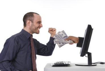 Многие пользователи создают свои сайты и продвигают их. Данный процесс увлекательный и приносит удовольствие. Обычно речь идет о развлекательных порталах, блогах, ресурсах определенной тематики. Когда сайт выходит на лидирующие строчки в поисковой выдаче и становится довольно успешным, то владелец начинает задумываться над заработком со своего ресурса. Ведь можно монетизировать трафик и иметь с этого прибыль. Главное, знать, как это делается, какие способы будут более эффективными. Популярные методы монетизации ресурса Выделяют несколько вариантов, как получить стабильный доход со своего веб-ресурса: перенаправление посетителей. Данный вид монетизации считается наиболее простым. Все начинается с бирж, где владелец размещает собственный ресурс. Именно там появляются заявки работодателей, где прописаны подробные требования. Веб-мастера выбирают тот вариант, который им подходит. Они размещают рекламу на своем ресурсе и получают за это деньги. Средства перечисляются владельцу веб-ресурса с каждого перехода пользователя на целевую страницу; контекстная реклама. Владельцу сайта нужно обеспечить возможность публикации объявлений. Когда пользователи будут кликать по рекламе, ему будут переводиться деньги. Сколько стоит клик? Все зависит от ресурса, его размеров, частоты использования ключей; как монетизировать трафик с помощью нативной рекламы? Необходимо опубликовать на своем ресурсе рекламные статьи со ссылками, которые ведут на сайт рекламодателя. Подобная реклама для бренда имеет свои преимущества – ненавязчивость, привлечение внимания потенциальных клиентов, посещение сайта рекламодателя лидами. То есть туда переходят те посетители, которые готовы выполнить конкретные действия. Также такой вариант рекламы позволяет повысить лояльность к рекламированному бренду; соцсети. Почти у каждого человека есть свой аккаунт в соцсетях, на который подписывается большое количество других участников. Бывает, что владелец аккаунта не собирался продвигать свой сайт, но аудитория появилась сама благодаря контенту. И это дает возможность получить дополнительные деньги; Instagram. В данном приложении пользователи выставляют короткие видео, изображения, поэтому также собирают большие аудитории. Маркетологи уже давно поняли, что здесь реклама особо эффективна. Обычно рекламодатели обращаются непосредственно к инстаграм-блогерам, поэтому такой вид монетизации трафика не требует много времени и усилий. Стоит лишь обеспечить аудиторию, а предложения по поводу рекламы будут поступать сами. Но здесь следует помнить о своих сложностях. Чтобы монетизировать сайт, важно создавать контент хорошего качества (это способствует привлечению подписчиков), взаимодействовать с посетителями, правильно указывать хэштеги; YouTube. Здесь используются разные тематики, выставляются тысячи видео. Каждый рекламодатель хочет охватить большую аудиторию, которая здесь присутствует. Большинство блогеров из Инстаграм может заработать на трафике сайта благодаря собственным аккаунтам. Есть много брендов, которые преподносят им подарки, чтобы те выставили их рекламу. Самое важное – не соглашаться на те сделки, которые будут не очень выгодными для веб-мастера. С рекламодателями можно осуществлять интерактивные, интересные проекты. В подобных ситуациях бренд оплачивает затраты блогера, переезд, проживание (в случае съемок в другом городе). Часто блогеры из YouTube и Instagram переходят за пределы соцсетей во время взаимодействия с рекламодателями. Их могут пригласить на разные события, семинары. Ведь для рекламодателя это отличный способ прорекламировать бренд, а для блогера – шанс заработать. 5 ошибок новичков Монетизация трафика сайта должна проводиться правильно и без ошибок. Основные промахи: маленькая посещаемость. Чтобы сайт давал хорошую прибыль, его должны посещать. Монетизацию стоит начинать, когда на ресурс ежедневно заходит около 200-300 пользователей; закупка множества ссылок. Это может привести к санкциям со стороны поисковых систем. Изначально стоит выпускать полезные, уникальные материалы. Лучше использовать 2-3 живые ссылки, чем огромное количество бесполезных; наполнение ресурса “мусором”. Новички часто наполняют свой сайт статьями, картинками, которые не представляют никакого интереса для посетителей ресурса. Здесь важно взаимодействовать с аудиторией, создавать голосования, опросы, выкладывать интересные видеосюжеты, изображения, нанимать хороших авторов для написания статей; сайт на быструю руку. Новички стремятся быстрее заработать, но не хотят вкладывать свои усилия и деньги в разработку сайта. Это влечет за собой отпугивающий дизайн, криво сделанный конструктор ресурса. Стоит понимать, что качественный результат не может стоить дешево. Как заработать на своем сайте? Нужно всегда прикладывать максимум усилий, чтобы получить хороший и прибыльный результат.