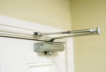 Что учитывать при выборе доводчика дверей