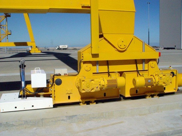 Редукторы и электродвигатели для строительной техники и подъемно-транспортного оборудования