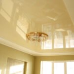 Глянцевые натяжные потолки в интерьере помещения: главные достоинства