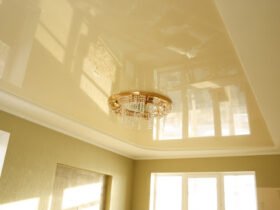 Глянцевые натяжные потолки в интерьере помещения: главные достоинства