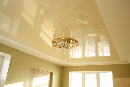 Глянцевые натяжные потолки в интерьере помещения: главные достоинства