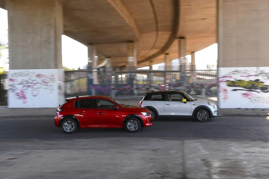 Перестрелка электрических супермини: Mini Electric против двух соперников