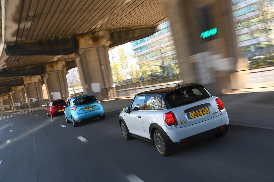 Перестрелка электрических супермини: Mini Electric против двух соперников — фото 3