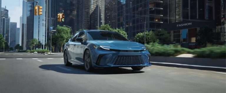 Гібридний седан Toyota Camry 2026 року