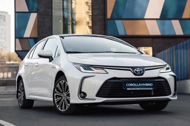 Седан Toyota Corolla Hybrid