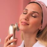 Как массажер для лица помогает продлить молодость