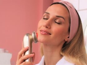 Как массажер для лица помогает продлить молодость