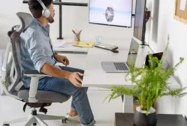 Чи варто купувати кастомний офісний стіл, що регулюється по висоті: плюси та мінуси