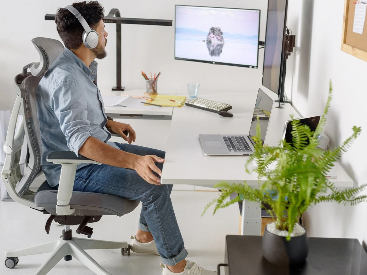 Чи варто купувати кастомний офісний стіл, що регулюється по висоті: плюси та мінуси