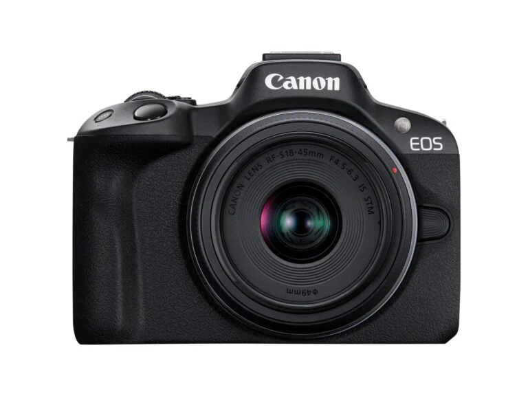 Бездзеркальна камера Canon EOS R50 з об'єктивом