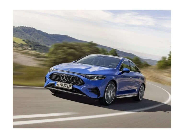 Електричний седан Mercedes-Benz CLA