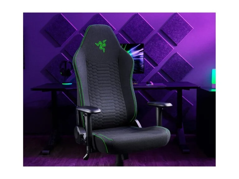 Ігрове крісло Razer Iskur V2 X біля ігрового столу