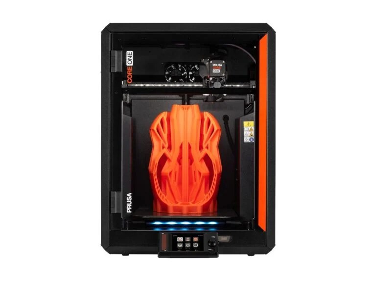 3D-принтер Prusa CORE One+ з надрукованою деталлю